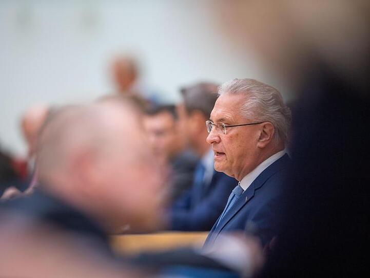 Joachim Herrmann (CSU), Innenminister von Bayern, spricht bei der Plenarsitzung im bayerischen Landtag. Foto: Lino Mirgeler/dpa/Archivbild