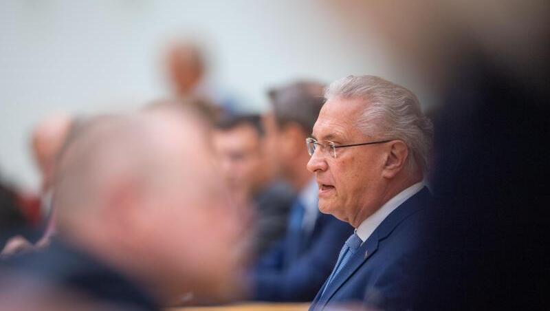 Joachim Herrmann (CSU), Innenminister von Bayern, spricht bei der Plenarsitzung im bayerischen Landtag. Foto: Lino Mirgeler/dpa/Archivbild