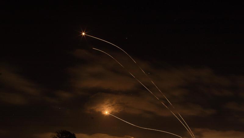 Israelische Abwehrraketen fangen Raketen ab, die aus dem Gazastreifen in Richtung Israel abgefeuert wurden.