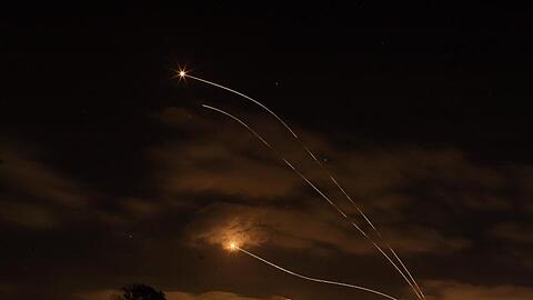 Israelische Abwehrraketen fangen Raketen ab, die aus dem Gazastreifen in Richtung Israel abgefeuert wurden.