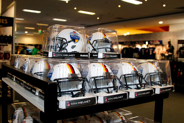 Stolze Preise So viel kosten Fanartikel im neuen NFL Store am Stachus Abendzeitung Munchen