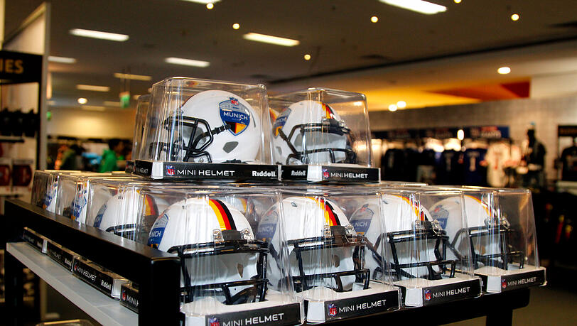 Im NFL-Shop gibt es Football-Souvenirs in der München-Edition zu kaufen. Im NFL-Shop gibt es Football-Souvenirs in der München-Edition zu kaufen.