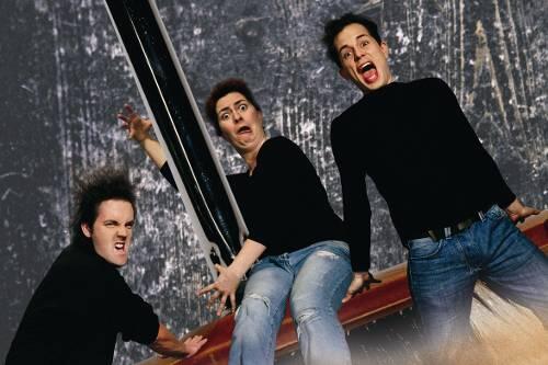 Alte Flusen haben keine Chance: Furchtlos stellt sich das Trio vom "Ersten Deutschen Musikkabinett" dem Frühjahrsputz.