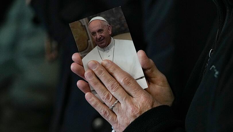 Papst Franziskus ist bereits seit mehr als drei Wochen im Krankenhaus.