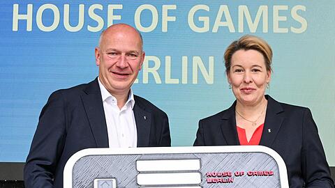 Symbolischer Knopfdruck: Berlins Regierender Bürgermeister Kai Wegner (CDU) und Wirtschaftssenatorin Franziska Giffey (SPD) sind mit der Adresse für das House of Games zufrieden.