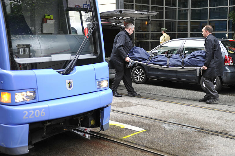 Der tragische Unfall in der Franziskanerstraße. Helfer tragen den Toten in den Leichenwagen