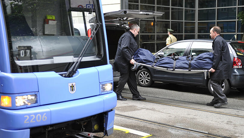 Der tragische Unfall in der Franziskanerstraße. Helfer tragen den Toten in den Leichenwagen Der tragische Unfall in der Franziskanerstraße. Helfer tragen den Toten in den Leichenwagen