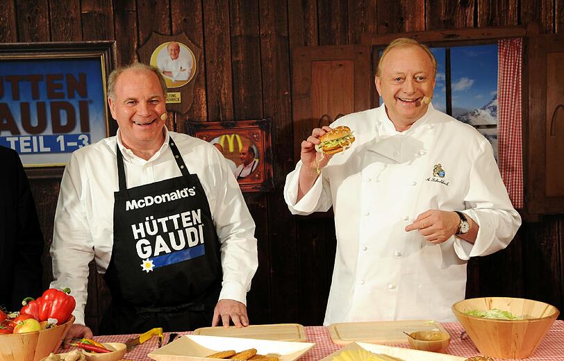 "Wenn's schmeckt, schmeckt's": Uli Hoeneß und Alfons Schuhbeck beim Werbedreh für eine Fast-Food-Kette.
