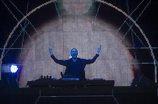 Es war für viele das Highlight des Event-Wochenendes in München. Star-DJ David Guetta legte am Königsplatz auf. Die Bilder vom München-Auftritt.