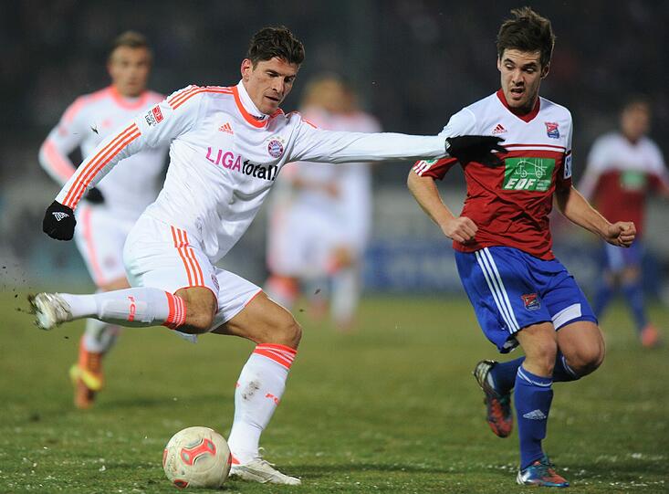 Mario Gomez, Note 3
Sah mehr als ein Mal unglücklich aus im Abschluss gegen die eifrig verteidigenden Drittligakicker. Konnte sich nach seinem Treffer zum 2:0 auch nicht wirklich zum Jubeln aufraffen.