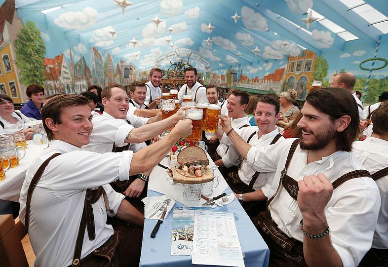 Mit Wiesn-Playmate: Der EHC feiert 2014 auf dem Okotberfest. Die Bilder.