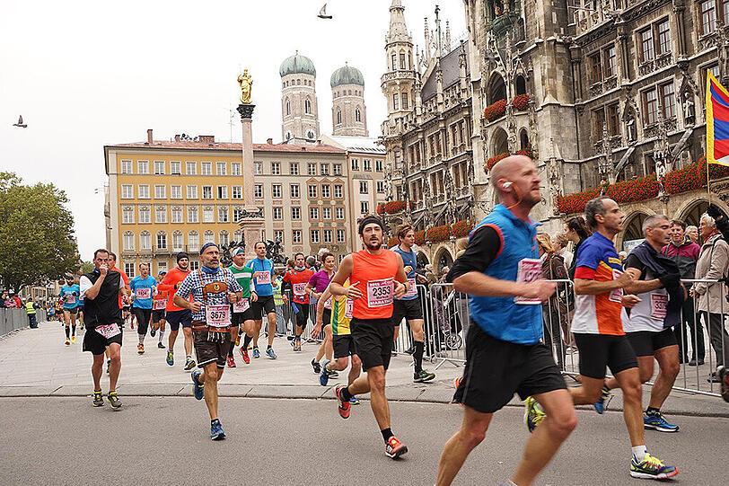 Die Läufer und Läuferinnen des 30. München Marathon am 11.20.2015