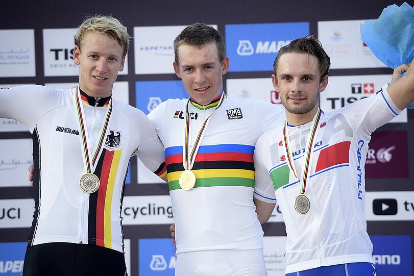 Pascal Ackermann (l.) nach seinem zweiten Platz auf dem Podium.
