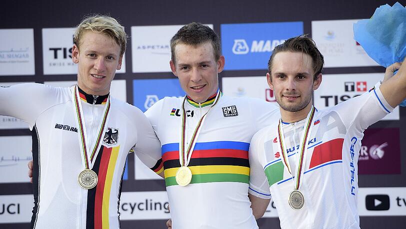 Pascal Ackermann (l.) nach seinem zweiten Platz auf dem Podium.