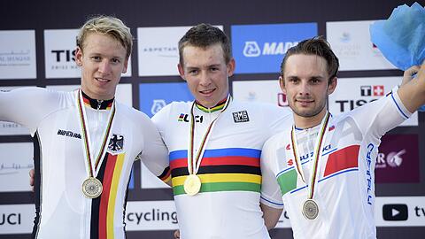 Pascal Ackermann (l.) nach seinem zweiten Platz auf dem Podium.