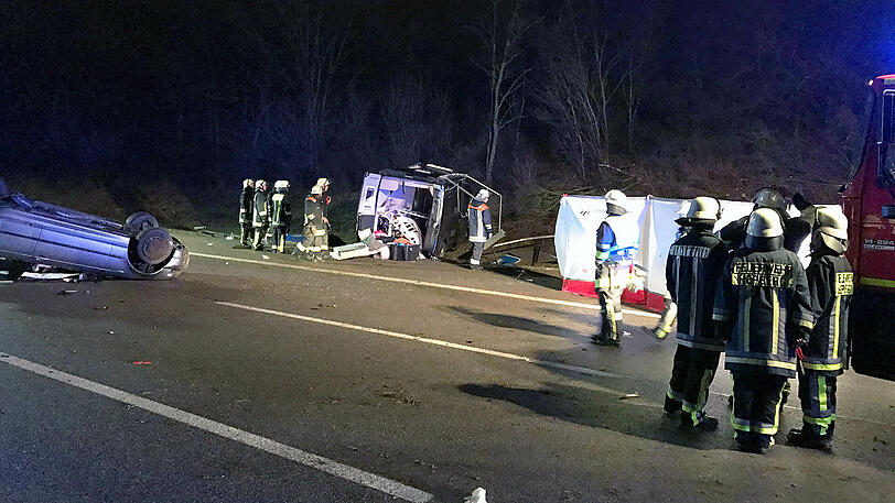 Der Fahrer des Kleintransporters wurde aus seinem Fahrzeug geschleudert und verstarb noch vor Ort. Die Bilder von der A9.