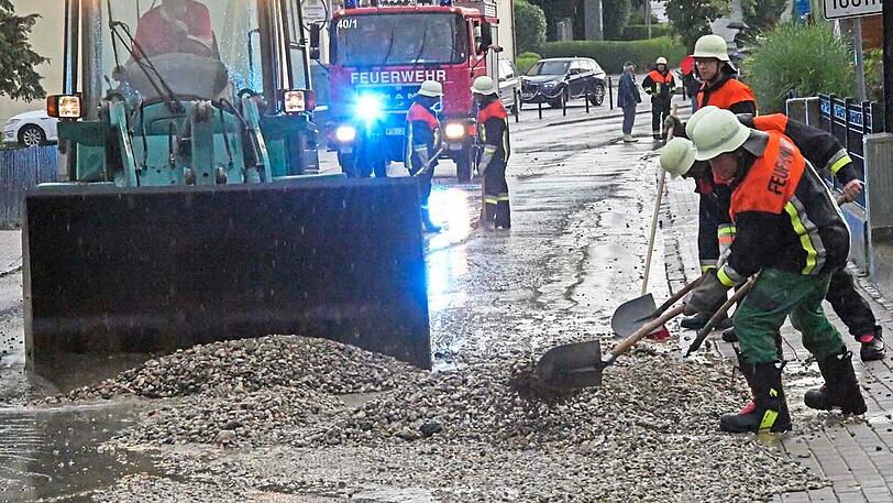 Die Gemeinde Allershausen wurde teilweise überschwemmt. Einsatzkräfte der Feuerwehr waren damit beschäftigt, Wasser- und Kiesmassen zu beseitigen.