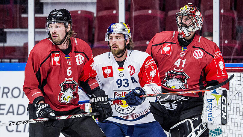 Eng gedeckt: Maximilian Kastner (Mi.) vom EHC Red Bull München.