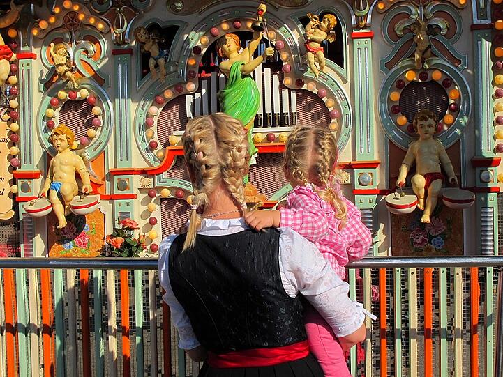 Ein schöner Anblick: Mutter und Tochter an der Wiesnorgel.