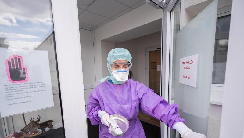 Eine Ärztin mit Abstrichbesteck in einem Medizinischen Versorgungszentrum in Groß-Gerau. In Deutschland ist die Zahl der nachgewiesenen Coronavirus-Infektionen, Stand Donnerstag, laut Robert Koch-Institut auf 400 gestiegen; betroffen sind alle Bundesländer außer Sachsen-Anhalt. Eine Ärztin mit Abstrichbesteck in einem Medizinischen Versorgungszentrum in Groß-Gerau. In Deutschland ist die Zahl der nachgewiesenen Coronavirus-Infektionen, Stand Donnerstag, laut Robert Koch-Institut auf 400 gestiegen; betroffen sind alle Bundesländer außer Sachsen-Anhalt.