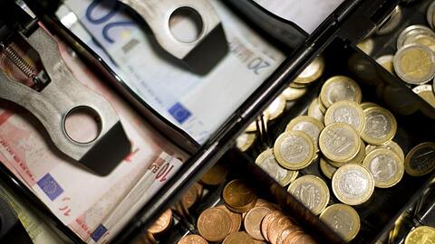 Die 21-Jährige hatte immer wieder Geld entnommen.