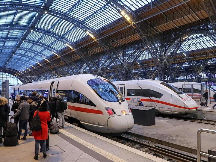 Die Bahn steht seit längerem wegen Zugverspätungen, Ausfällen und Servicemängeln bei vielen Fernzügen in der Kritik.