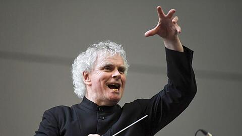Sir Simon Rattle, ehemaliger Chefdirigent der Berliner Philharmoniker, dirigiert.