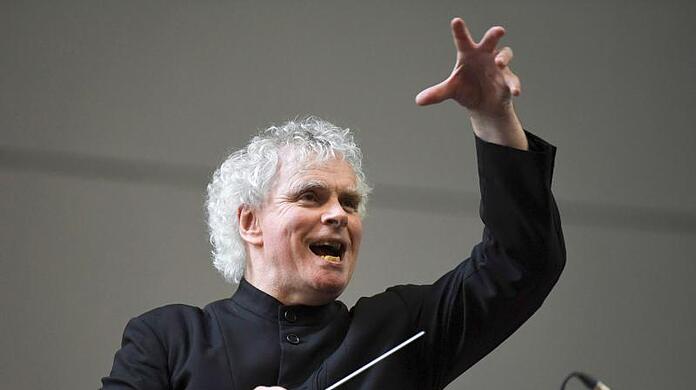Sir Simon Rattle, ehemaliger Chefdirigent der Berliner Philharmoniker, dirigiert.