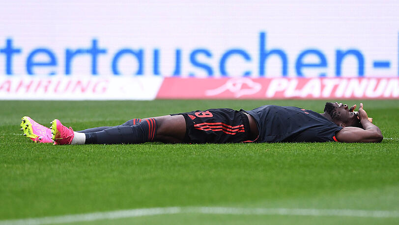 Alphonso Davies liegt nach seiner schmerzhaften Verletzung auf dem Rasen – er musste bereits nach neun Minuten ausgewechselt werden.