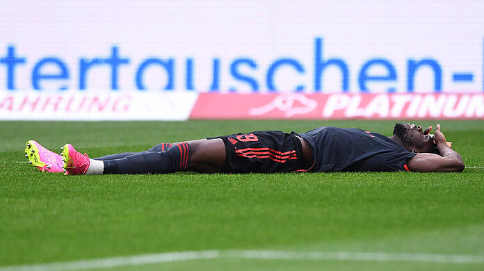 Alphonso Davies liegt nach seiner schmerzhaften Verletzung auf dem Rasen – er musste bereits nach neun Minuten ausgewechselt werden.