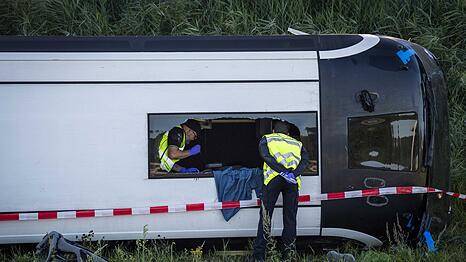 Rettungskr&auml;fte versorgten die Insassen des Reisebusses nach dem Unfall auf der A28 bei Wezep.