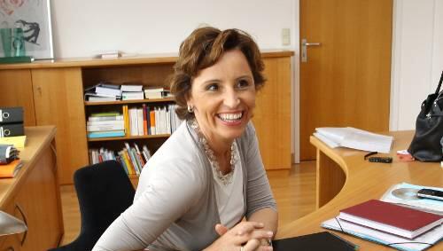 Christine Haderthauer am Schreibtisch in ihrem Büro. Christine Haderthauer am Schreibtisch in ihrem Büro.