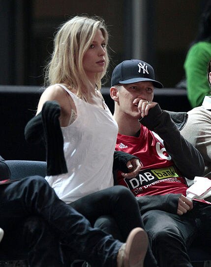 Gut gelaunt: Bastian Schweinsteiger mit seiner Sarah beim Basketball