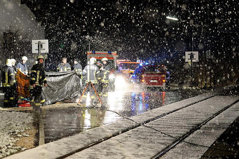 Tödlicher Unfall am Bahnübergang: Die Bilder vom Feuerwehreinsatz.