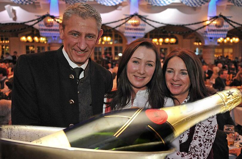 Die neuen Wiesn-Familie: Sigried Able mit Tochter Verena und Ehefrau Sabine. Im Marstall gibt's Bier und Champagner von Spaten.