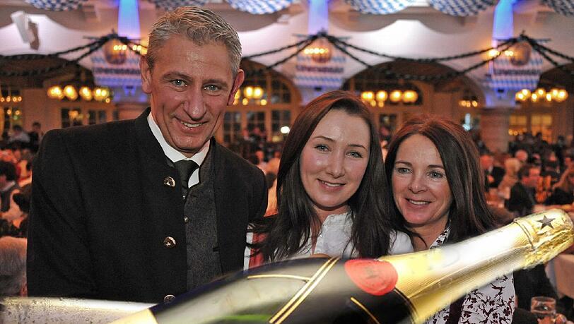 Die neuen Wiesn-Familie: Sigried Able mit Tochter Verena und Ehefrau Sabine. Im Marstall gibt's Bier und Champagner von Spaten. Die neuen Wiesn-Familie: Sigried Able mit Tochter Verena und Ehefrau Sabine. Im Marstall gibt's Bier und Champagner von Spaten.