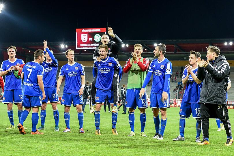 Die Hachinger Spieler bejubeln den Finaleinzug in Regensburg vor ihrer Fankurve.