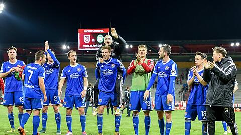 Die Hachinger Spieler bejubeln den Finaleinzug in Regensburg vor ihrer Fankurve.