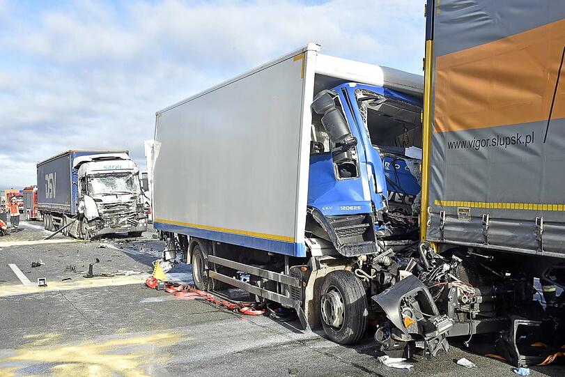 Die Bilder vom schweren Lkw-Unfall auf der A99.