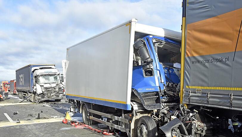 Die Bilder vom schweren Lkw-Unfall auf der A99. Die Bilder vom schweren Lkw-Unfall auf der A99.