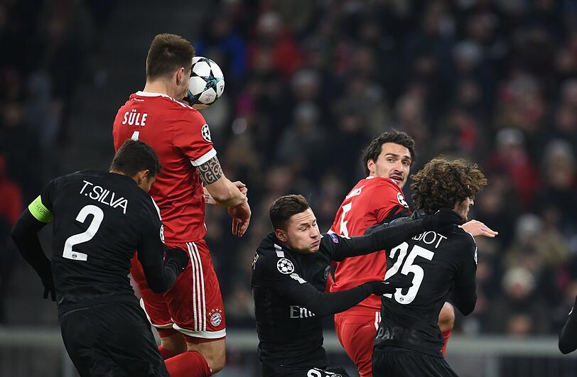 MATS HUMMELS NOTE 2:
Die Souveränität in Person. Herausragendes Stellungsspiel, fing viele Pässe in die Spitze ab. Rannte nach Ballgewinnen sofort mit nach vorn. Wirkte besonders motiviert.