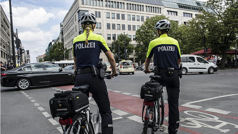Wie hier in Berlin sind auch viele bayerische Polizisten mit dem Fahrrad in der Innenstadt unterwegs.