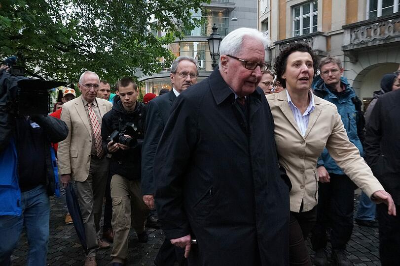 Sozialreferentin Brigitte Meier begleitete Vogel und Glück auf dem Weg durch das Camp.