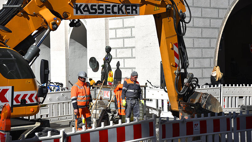 Die Julia-Statue in der Altstadt - aktuell müssen sich wegen einer Baustelle hier die Passanten vorbeischlängeln.
