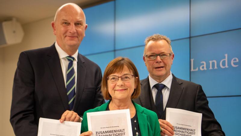 Dietmar Woidke (SPD), Ministerpräsident von Brandenburg, Ursula Nonnemacher, Fraktionsvorsitzende von Bündnis 90/Die Grünen in Brandenburg, und Michael Stübgen, Landesvorsitzender von CDU Brandenburg, mit einem Exemplar des Vertrags. Dietmar Woidke (SPD), Ministerpräsident von Brandenburg, Ursula Nonnemacher, Fraktionsvorsitzende von Bündnis 90/Die Grünen in Brandenburg, und Michael Stübgen, Landesvorsitzender von CDU Brandenburg, mit einem Exemplar des Vertrags.