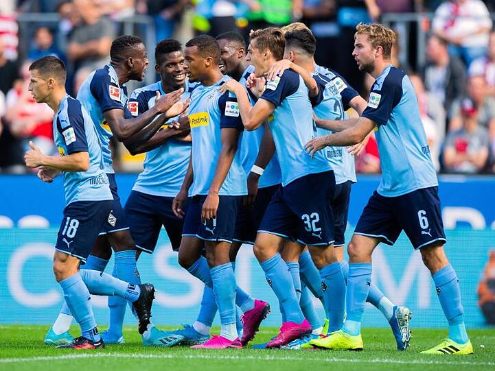 Mönchengladbachs Alassane Plea (M) freut sich mit seinen Mannschaftskameraden über sein Tor zum 1:0.