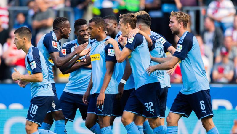 Mönchengladbachs Alassane Plea (M) freut sich mit seinen Mannschaftskameraden über sein Tor zum 1:0. Mönchengladbachs Alassane Plea (M) freut sich mit seinen Mannschaftskameraden über sein Tor zum 1:0.