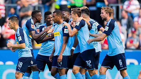Mönchengladbachs Alassane Plea (M) freut sich mit seinen Mannschaftskameraden über sein Tor zum 1:0.