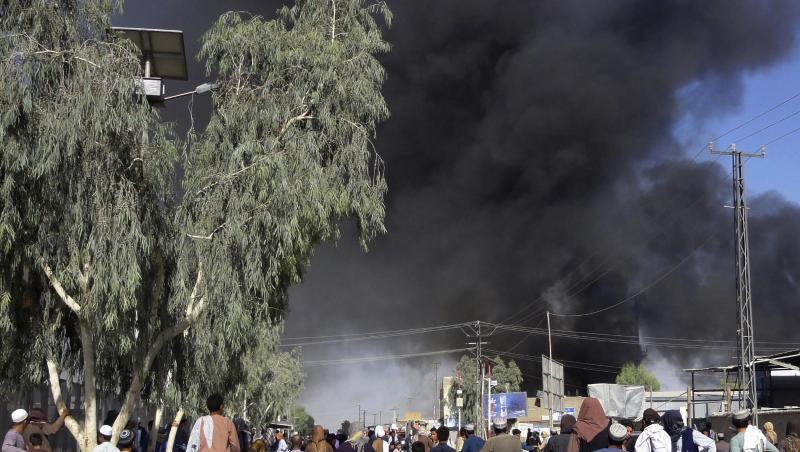 Rauchschwaden steigen am Donnerstag nach Kämpfen zwischen Taliban und Sicherheitskräften in Kandahar in den Himmel. Rauchschwaden steigen am Donnerstag nach Kämpfen zwischen Taliban und Sicherheitskräften in Kandahar in den Himmel.