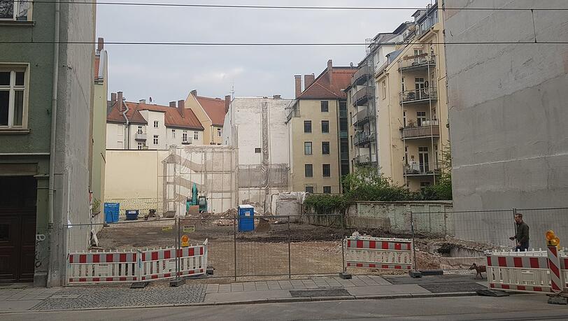Hier an der Franziskanerstraße 15 sollen die neuen Vorder- und Rückgebäude entstehen.